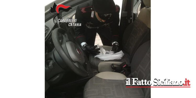 I CC di Acireale hanno arrestato ad Aci Sant’Antonio un pusher 34enne di San Giovanni La Punta che attendeva i clienti