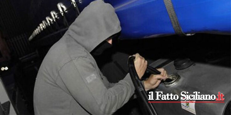 Sicilia. Rubava carburante di un mezzo in cantiere
