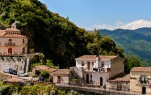 Il Comune di Savoca, noto borgo messinese elencato tra i più belli d’Italia, ha presentato in una conferenza il progetto per la nuova pista di atletica