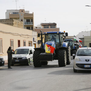 Un migliaio di agricoltori di tutta la prov. di Trapani hanno pacificamente manifestato a Marsala: domani sfileranno. Martedì a Roma