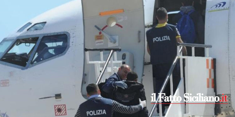 La Polizia di Siracusa, nella frazione Cassibile, ha bloccato un 22enne marocchino che aveva danneggiato la vetrina e l’auto di connazionali