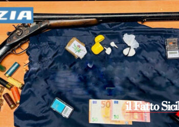 Il Commissariato di Vittoria ha tradotto in carcere un pregiudicato che deteneva cocaina, hashish e un fucile calibro 12