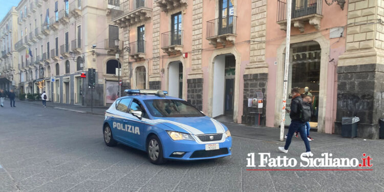 Catania. Ruba profumi e scappa