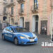 Catania. Ruba profumi e scappa