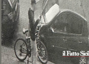 Catania. Sradica palo segnaletica per rubare una bici