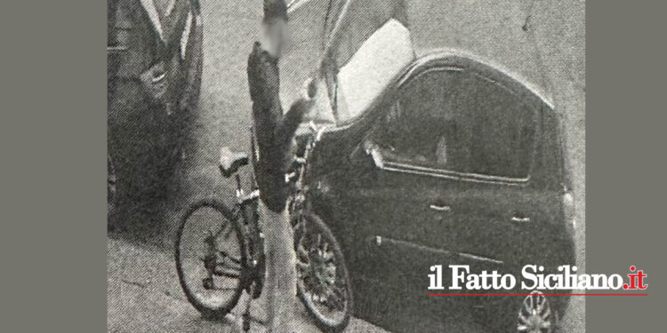 Catania. Sradica palo segnaletica per rubare una bici