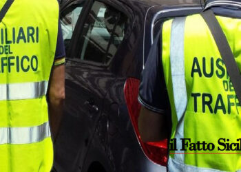 Sicilia. Aggredisce con calci, pugni e coltello gli ausiliari del traffico