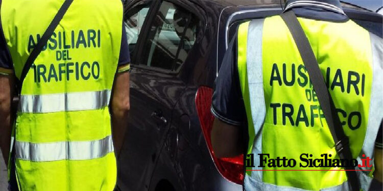 Sicilia. Aggredisce con calci, pugni e coltello gli ausiliari del traffico