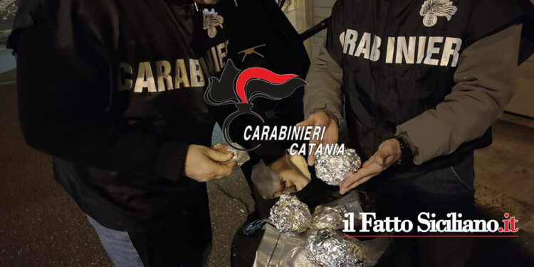 Sequestro da parte dei Carabinieri, di crack, uno dei più consistenti nel catanese, e cocaina, a 22enne che li consegnava in motorino