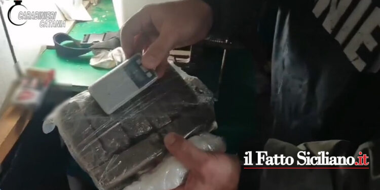 I CC di Catania nel corso di servizi antidroga hanno scoperto a Villaggio Sant’Agata un deposito di cocaina, hashish e marjuana