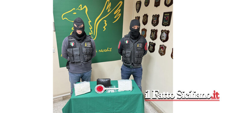 La GdF di Catania ha tratto in arresto un nisseno che in auto trasportava circa 4 kg di cocaina, valore sul mercato 700 mila euro