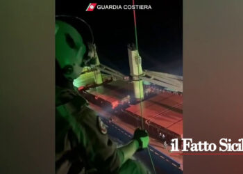 La Guardia Costiera soccorre con l’elicottero a 110 miglia della costa un marittimo di una nave porta rinfuse battente bandiera panamense