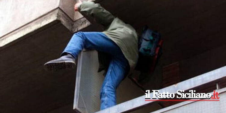 Catania. Pregiudicato tenta la fuga sul tetto ma viene bloccato