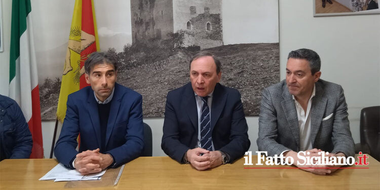 Stamani si è svolta a Paternò una conferenza stampa con il Sindaco Naso, il sindaco Buttò e l’avv. Castiglione, per l’autovelox sulla SS121