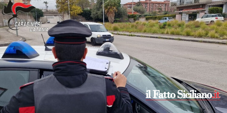 I CC di Fiumefreddo hanno denunciato un 58enne che guidava ubriaco il furgone, con dentro una moto rubata e gli sportelli posteriori aperti