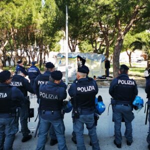 La Questura di Siracusa con un impiego interforze ha proceduto all’abbattimento di baracche abusive e bonificate aree cittadine