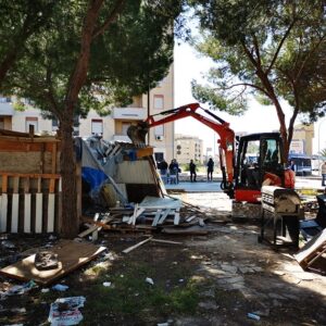 La Questura di Siracusa con un impiego interforze ha proceduto all’abbattimento di baracche abusive e bonificate aree cittadine