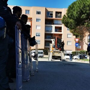 La Questura di Siracusa con un impiego interforze ha proceduto all’abbattimento di baracche abusive e bonificate aree cittadine