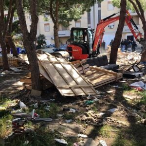 La Questura di Siracusa con un impiego interforze ha proceduto all’abbattimento di baracche abusive e bonificate aree cittadine