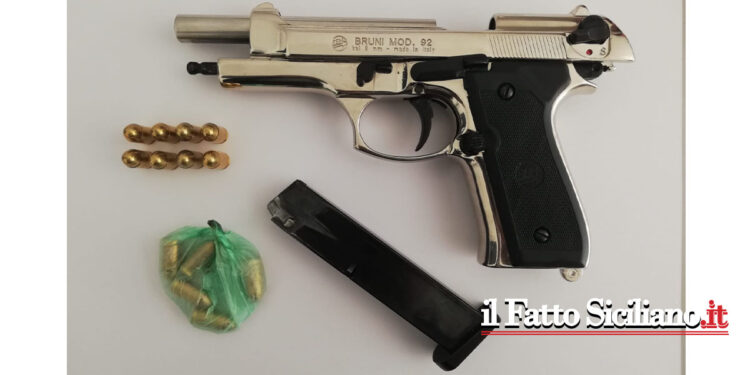 I poliziotti del Commissariato di P.S. di Noto hanno arrestato un minore del luogo che deteneva una pistola priva di numero di matricola