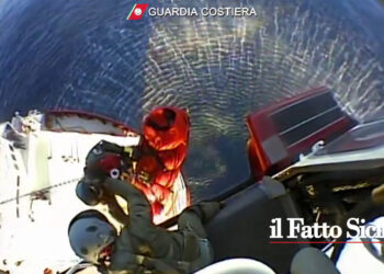 La GC ha soccorso 2 migranti al largo di Lampedusa a bordo della Ocean Viking che oggi arriva al porto di Catania