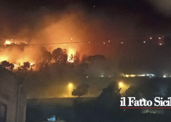 Un vasto incendio sta colpendo in queste ore la zona montuosa del belvedere di Castellammare del Golfo. Il rogo minaccia un hotel e delle case