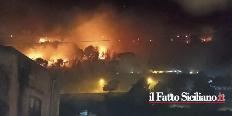 Un vasto incendio sta colpendo in queste ore la zona montuosa del belvedere di Castellammare del Golfo. Il rogo minaccia un hotel e delle case
