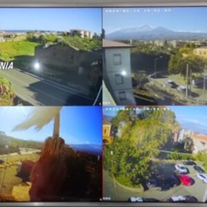 I CC della Stazione di Riposto hanno arrestato un 44enne pregiudicato che aveva allestito una piazza di spaccio con tanto di telecamere