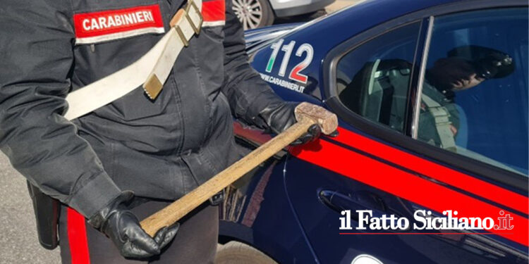 Catania. Distrugge a martellate la macchina della compagna