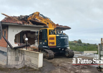 Biancavilla. Avviata la demolizione di una costruzione abusiva (immagini)