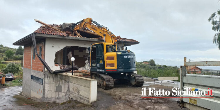 Biancavilla. Avviata la demolizione di una costruzione abusiva (immagini)