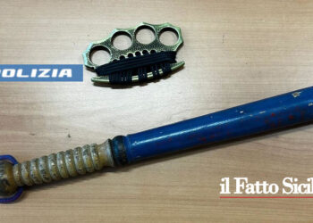 La Polizia di Stato di Catania ha denunciato tre individui che cercavano di entrare in una casa. In auto avevano un tirapugni e una mazza