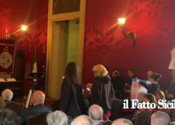 Convegno all’Università interrotto dalla protesta di studenti. Sulla vicenda dichiarazioni opposte. Le note di FdI e Pd
