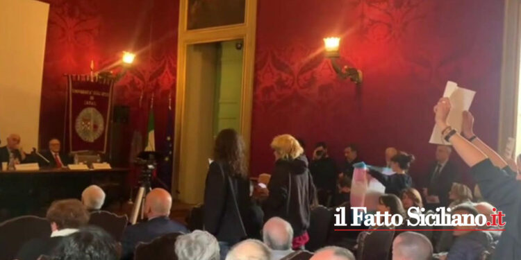 Convegno all’Università interrotto dalla protesta di studenti. Sulla vicenda dichiarazioni opposte. Le note di FdI e Pd