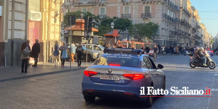 La Polizia di Stato di Catania ha arrestato un pregiudicato straniero che aveva ripetutamente palpeggiato il seno di una 14enne