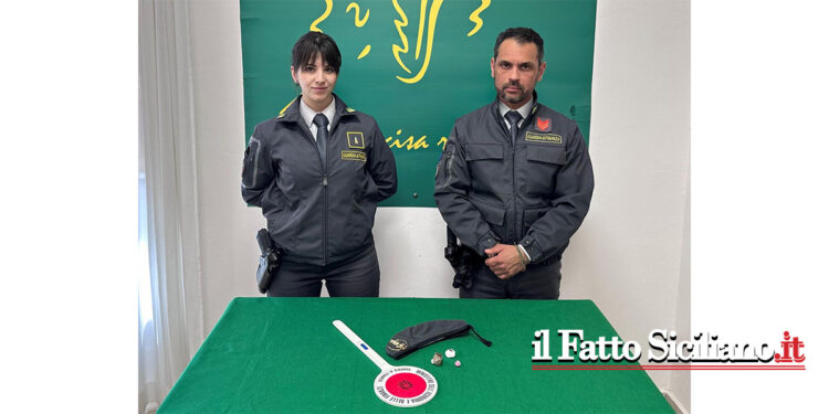La GdF di Caltagirone ha denunciato un 25enne incensurato del luogo che deteneva cocaina rosa o 2C-B, hashish e ketamina