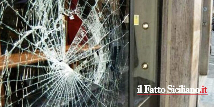 Il commissariato Porta Nuova Palermo ha intercettato e arrestato due ladri che avevano rubato 10 mila occhiali con il metodo della spaccata
