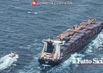 Le due navi coinvolte ieri mattina in uno scontro al largo delle coste siciliane sono giunte in sicurezza al porto di Augusta