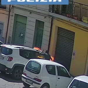 Il Commissariato di Adrano ha denunciato i due responsabili incendiate dell’incendio doloso di due auto in sosta nel pomeriggio del 6 maggio