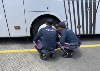 La Polizia stradale di Barcellona P. di G. ha sospeso la circolazione di un autobus in gita scolastica per gravi anomalie, sanzionata la ditta