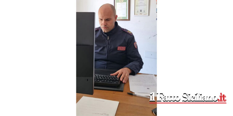Il sindaco Carlo Caputo si congratula con l’ispettore di polizia Antonino Prezzavento per avere salvato la vita ad un possibile suicida