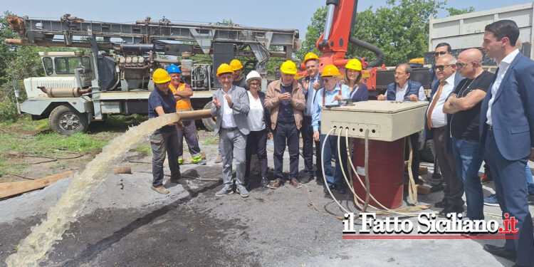 Dopo un mese di scavi a quota 120 metri di profondità è stata trovata l’acqua. Entusiasmo del sindaco e presenti