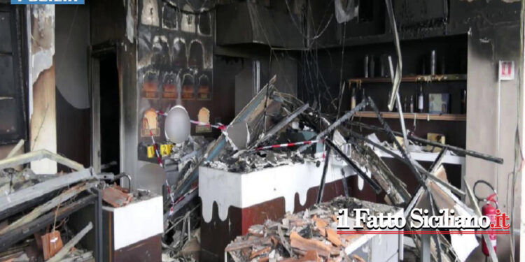 La Polizia di Stato di Catania ha eseguito l’arresto di un titolare e un complice per l’incendio doloso al bar. Indagato anche un 39enne