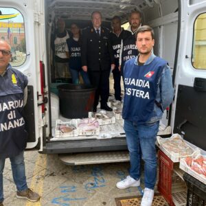 Controlli interforze alla “Pescheria”: pesce di provenienza ignota, candeggina nelle vasche, lavoratori irregolari, abusivi