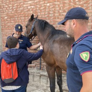 I ragazzi del Centro Diurno Diffuso per persone con disabilità, hanno passato una gioiosa giornata insieme alla Polizia di Stato