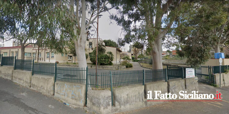 L’Istituto scolastico Falconieri è stato occupato da migranti. A darne notizia il Sindaco. La Polizia municipale sta effettuando lo sgombero