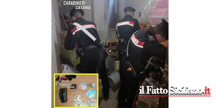 I CC di Scordia hanno arrestato un 26enne incensurato del posto che nello scantinato del condominio aveva realizzato uno spaccio