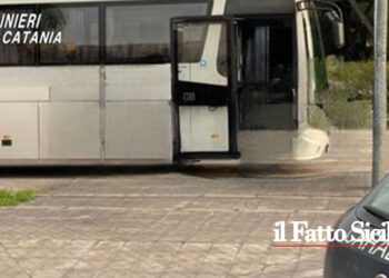 Arrestato in flagranza dai CC di Mascali un 48enne mentre rubava le tubazioni dello scarico e dell’aria condizionata di un autobus turistico