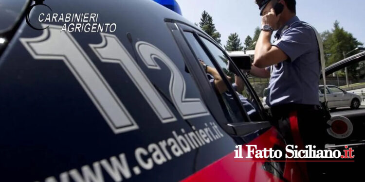 A Cianciana (Ag) un 35enne ha accoltellato la moglie e i figli piccoli, uno dei quali è in gravi condizioni, e si è poi barricato in casa