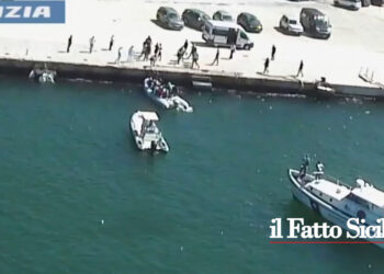 Arrestati due scafisti dalla Polizia di Stato di Trapani che a bordo di un gommone avevano anche un neonato di pochi mesi